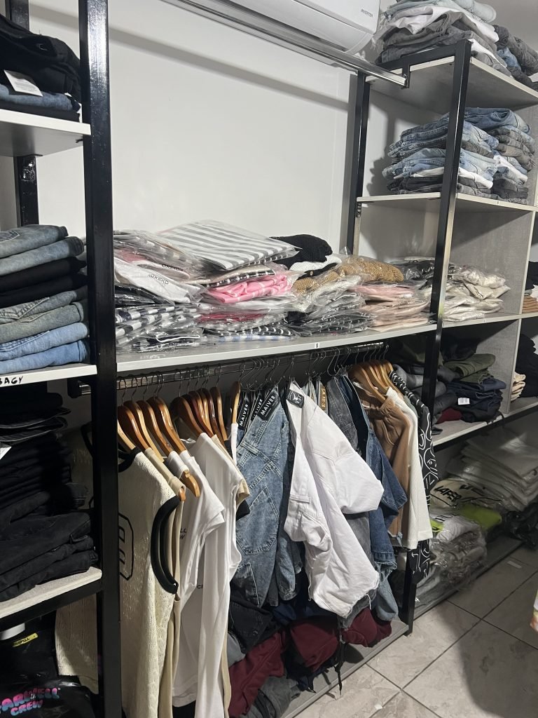 Vendo indumentaria masculina y mobiliario