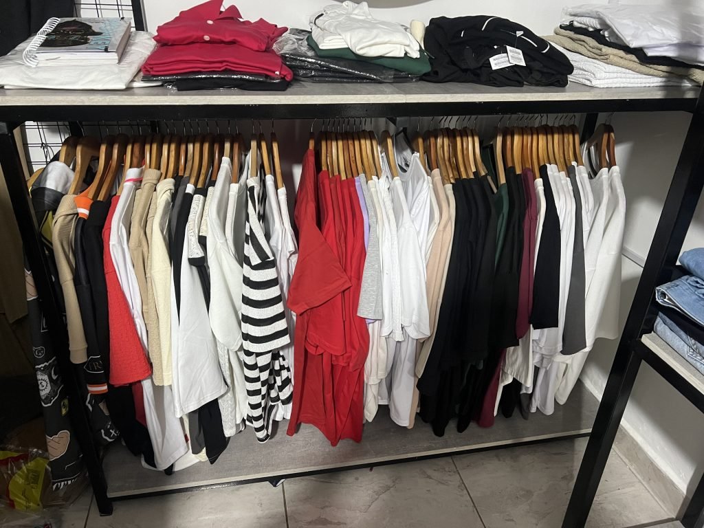 Vendo indumentaria masculina y mobiliario